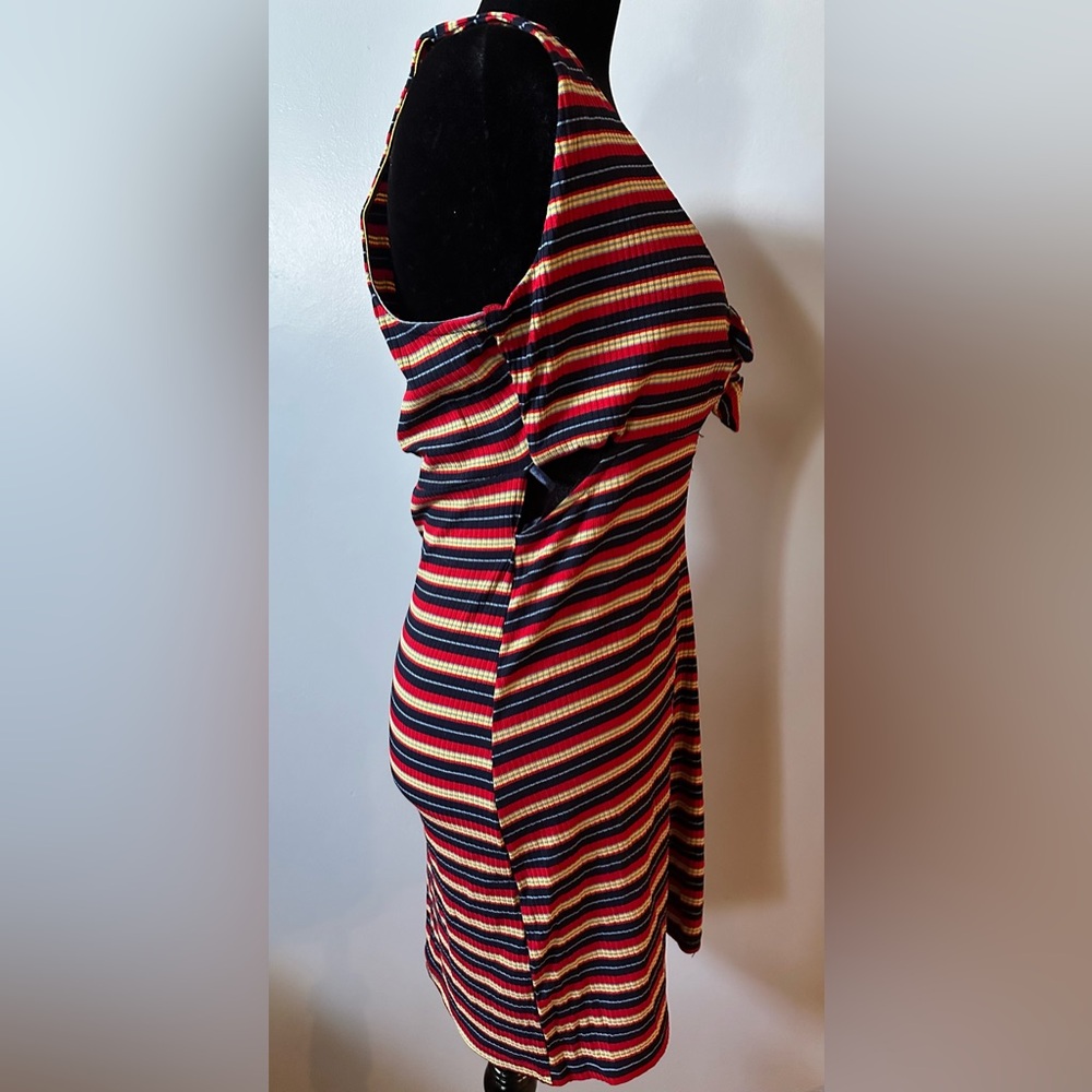 Striped Keyhole Dress - Picture 4 of 4